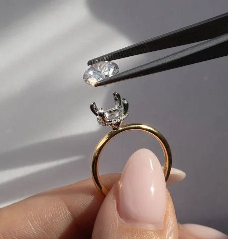 poner el diamante al anillo